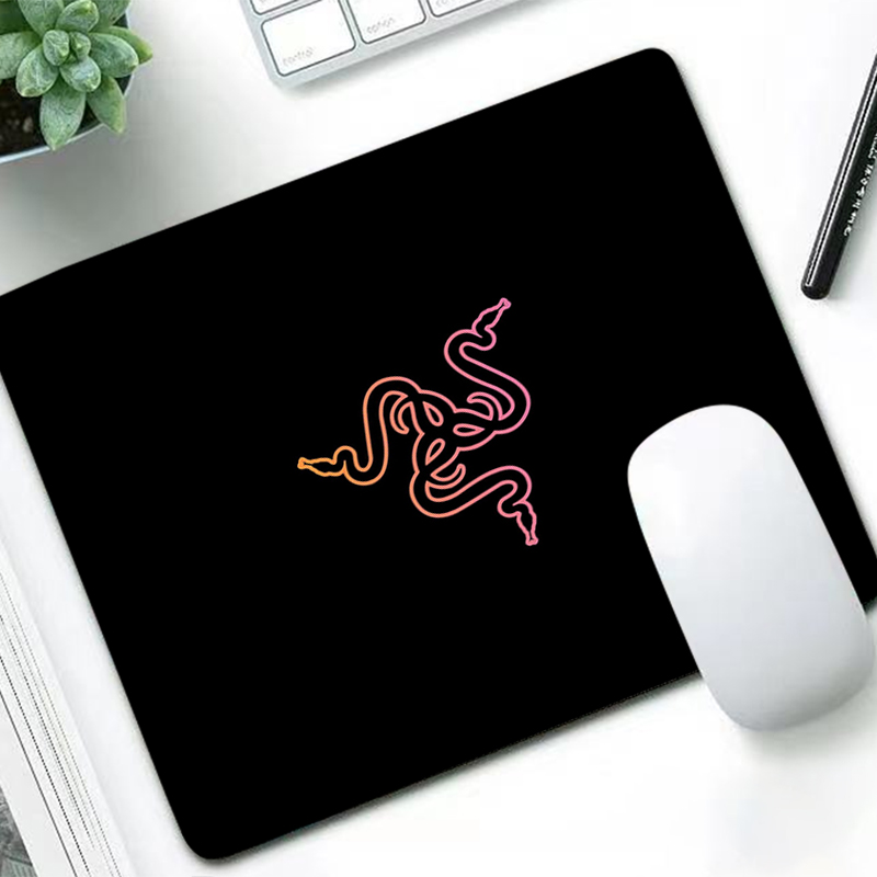 Tech Accessories For Office Desk - Роскошный коврик для мыши Razer, аниме,